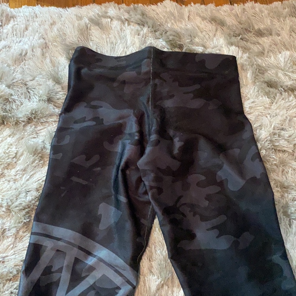 Soul Cycle Camo Cropped Leggings - Picture 5 of 5